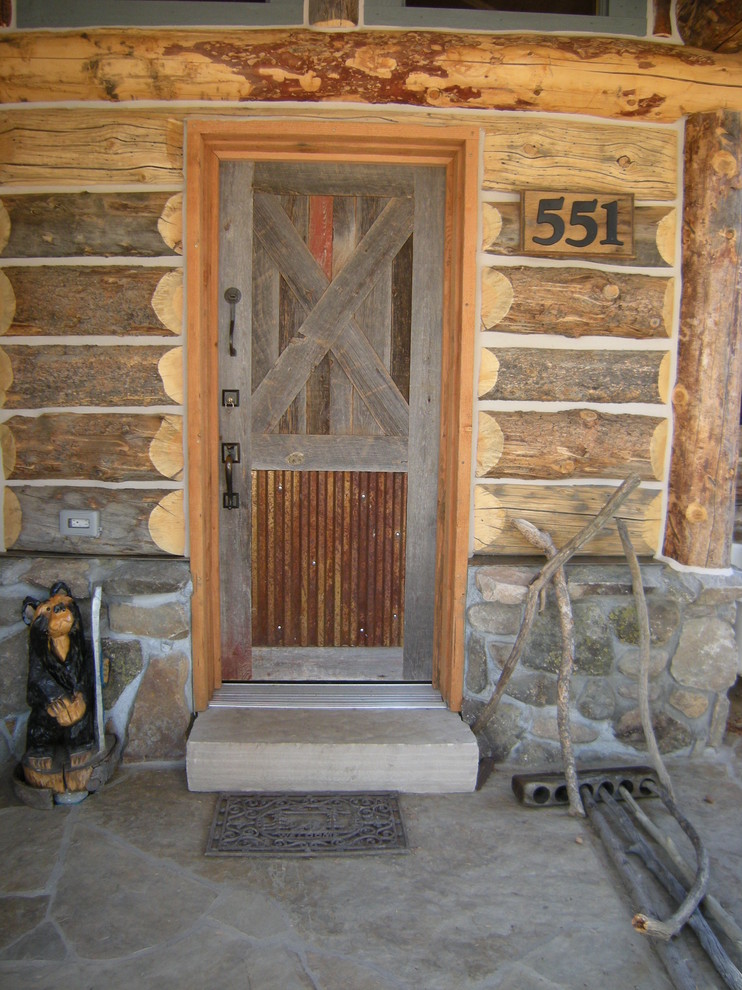 Esempio di un ingresso o corridoio stile rurale di medie dimensioni con una porta singola
