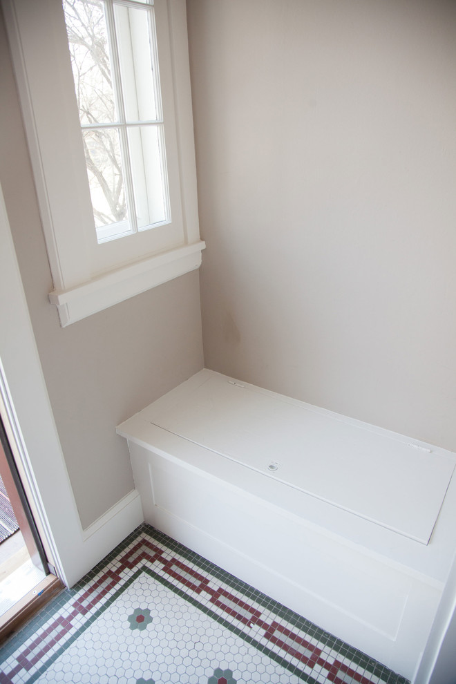 Kleine Klassische Haustür mit grauer Wandfarbe, Keramikboden, Einzeltür und dunkler Holzhaustür in Minneapolis