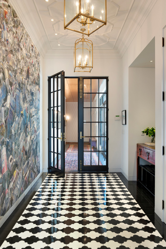 Пример оригинального дизайна: большое фойе в стиле неоклассика (современная классика) с белыми стенами, полом из керамической плитки, двустворчатой входной дверью и стеклянной входной дверью