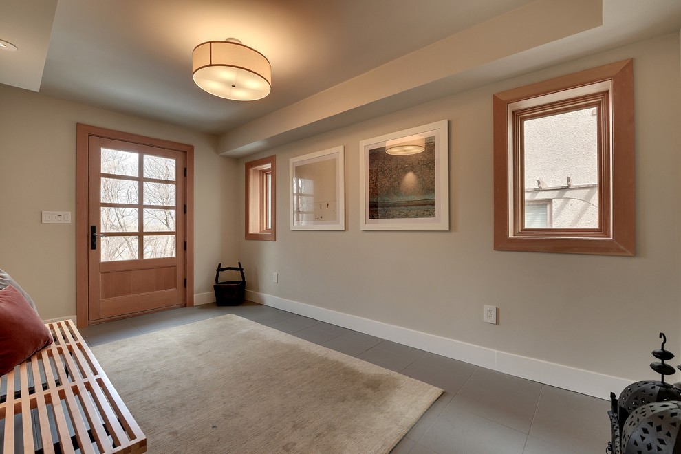Modernes Foyer mit grauer Wandfarbe, Einzeltür und heller Holzhaustür in Minneapolis
