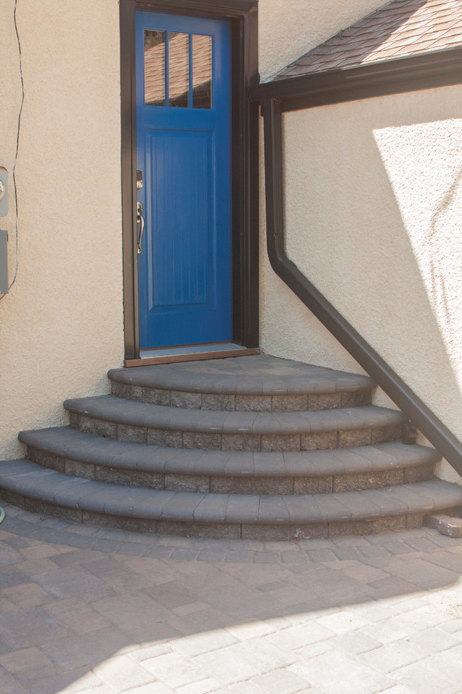 Стильный дизайн: маленькая входная дверь в классическом стиле с бежевыми стенами, бетонным полом, одностворчатой входной дверью, синей входной дверью и серым полом для на участке и в саду - последний тренд
