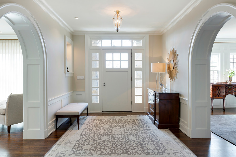Mittelgroße Klassische Haustür mit beiger Wandfarbe, dunklem Holzboden, weißer Haustür, Einzeltür und braunem Boden in Minneapolis
