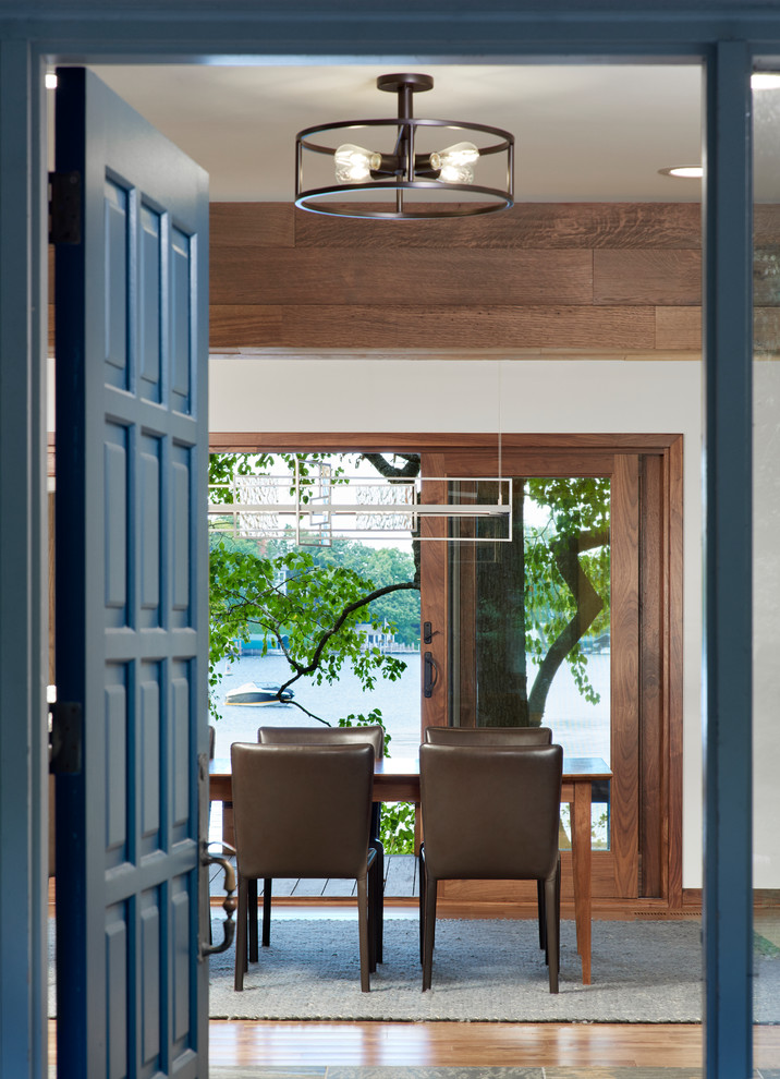 Diseño de distribuidor marinero de tamaño medio con paredes beige, suelo de madera en tonos medios, puerta simple, puerta azul y suelo marrón
