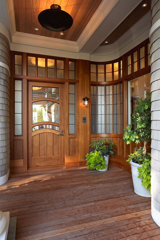 Imagen de entrada clásica con puerta simple y puerta de madera en tonos medios