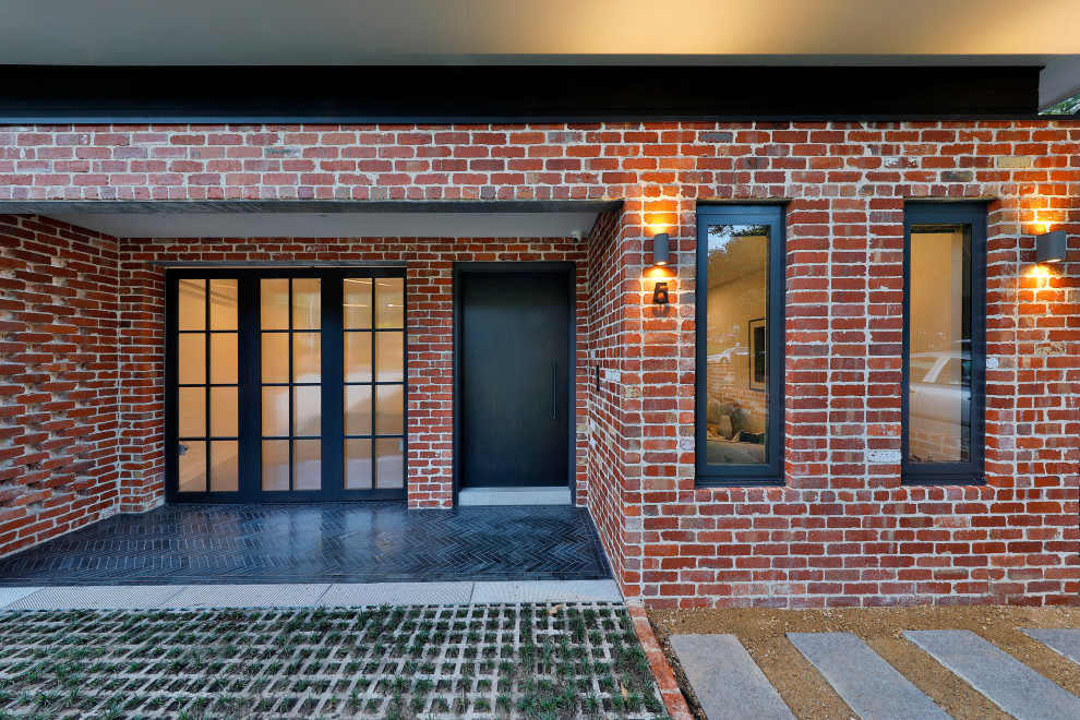 Moderne Haustür mit Marmorboden, Drehtür, schwarzer Haustür und buntem Boden in Sydney