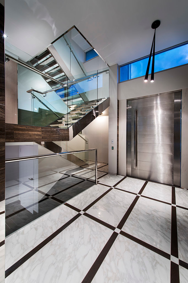Modernes Foyer mit beiger Wandfarbe, Marmorboden, Drehtür und Haustür aus Metall in Perth