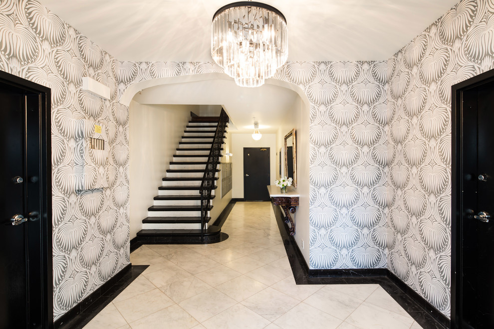 Cette image montre une entrée design de taille moyenne avec un couloir, un mur gris, un sol en carrelage de porcelaine, une porte simple, une porte noire et un sol blanc.