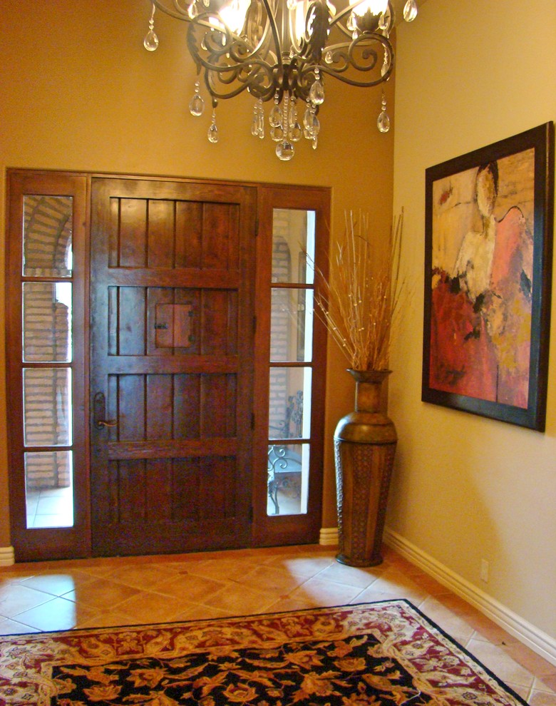 Foto de hall mediterráneo de tamaño medio con paredes beige, suelo de baldosas de terracota, puerta simple, puerta de madera en tonos medios y suelo beige
