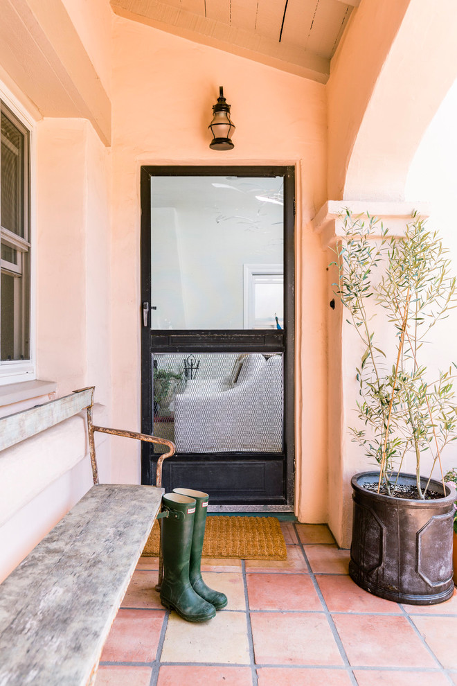 Diseño de puerta principal mediterránea pequeña con suelo de baldosas de terracota, puerta simple y puerta marrón