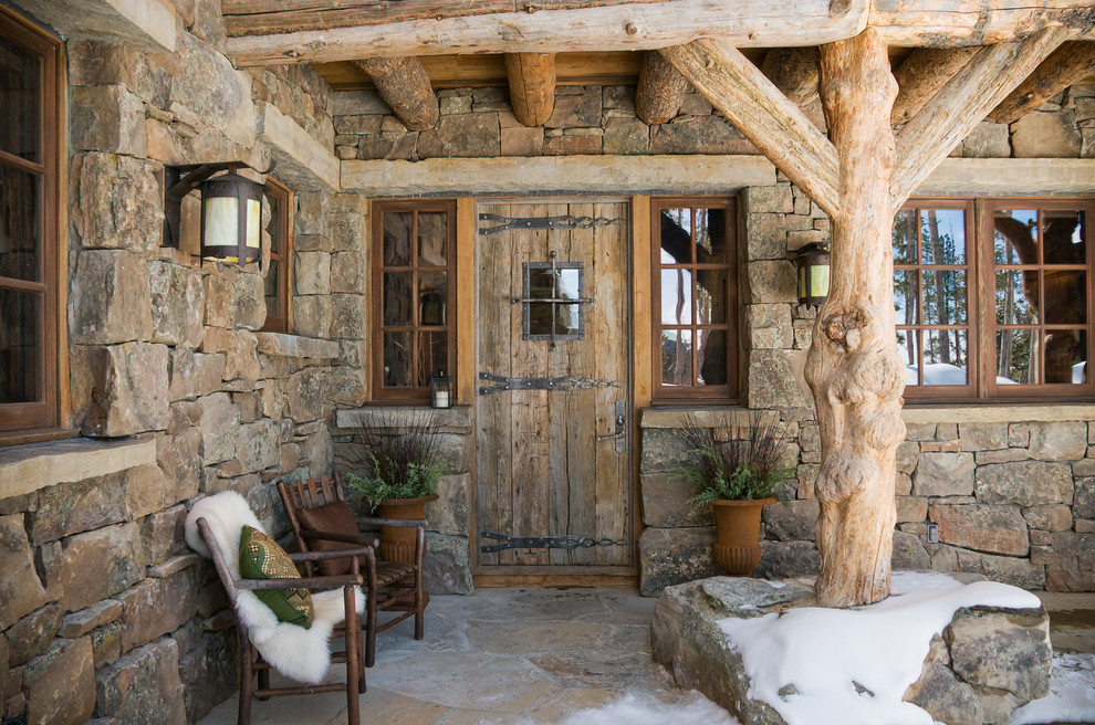 Rustikale Haustür mit Einzeltür und hellbrauner Holzhaustür in Sonstige
