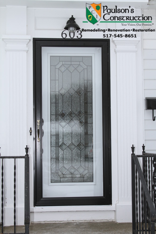 Idée de décoration pour une petite porte d'entrée tradition avec une porte simple et une porte blanche.