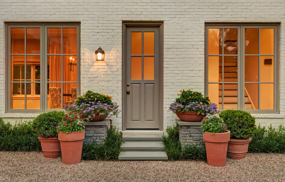 На фото: входная дверь в классическом стиле с коричневой входной дверью с