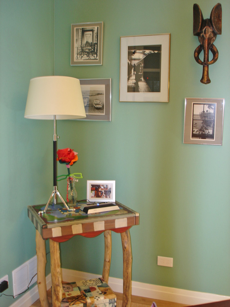 Inspiration för en liten vintage foajé, med gröna väggar och ljust trägolv