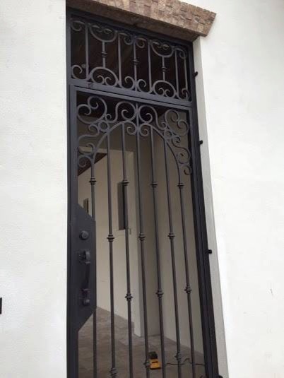 Ejemplo de entrada mediterránea grande con puerta metalizada
