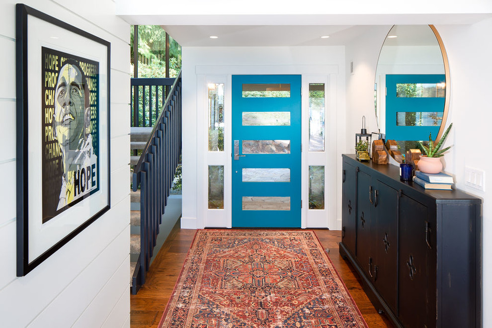 Источник вдохновения для домашнего уюта: входная дверь среднего размера в морском стиле с белыми стенами, темным паркетным полом, одностворчатой входной дверью, синей входной дверью и коричневым полом