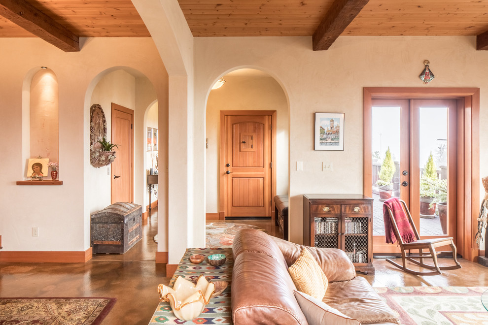 Mittelgroße Mediterrane Haustür mit oranger Wandfarbe, Betonboden, Einzeltür, hellbrauner Holzhaustür und braunem Boden in Seattle