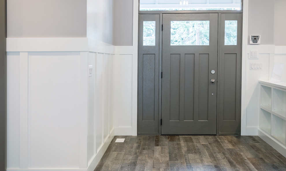 Источник вдохновения для домашнего уюта: фойе среднего размера в классическом стиле с серыми стенами, полом из ламината, одностворчатой входной дверью, коричневой входной дверью и коричневым полом