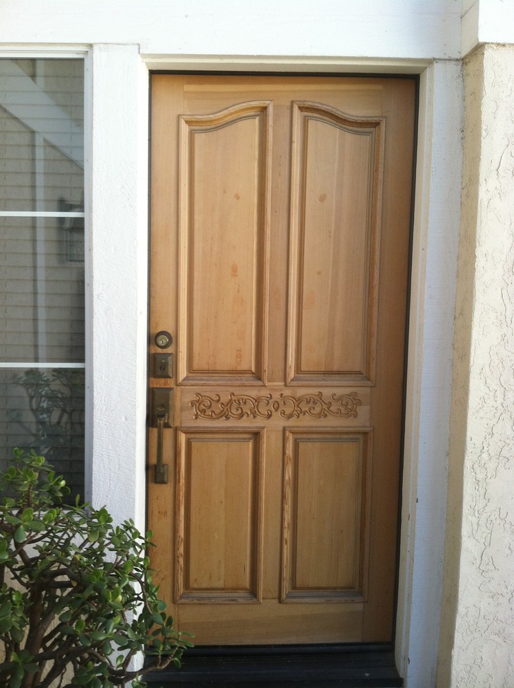 Design ideas for a traditional entrance in San Diego.