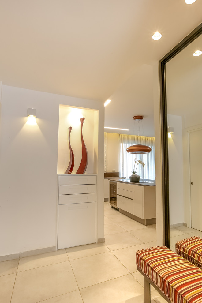Réalisation d'une entrée minimaliste avec un couloir, un mur blanc et sol en granite.