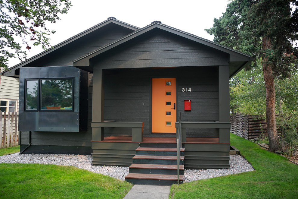Свежая идея для дизайна: маленькая входная дверь в стиле модернизм с серыми стенами, паркетным полом среднего тона, одностворчатой входной дверью и оранжевой входной дверью для на участке и в саду - отличное фото интерьера