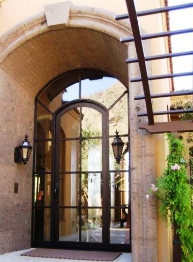 Идея дизайна: входная дверь среднего размера в современном стиле с бежевыми стенами, полом из известняка, одностворчатой входной дверью и коричневой входной дверью