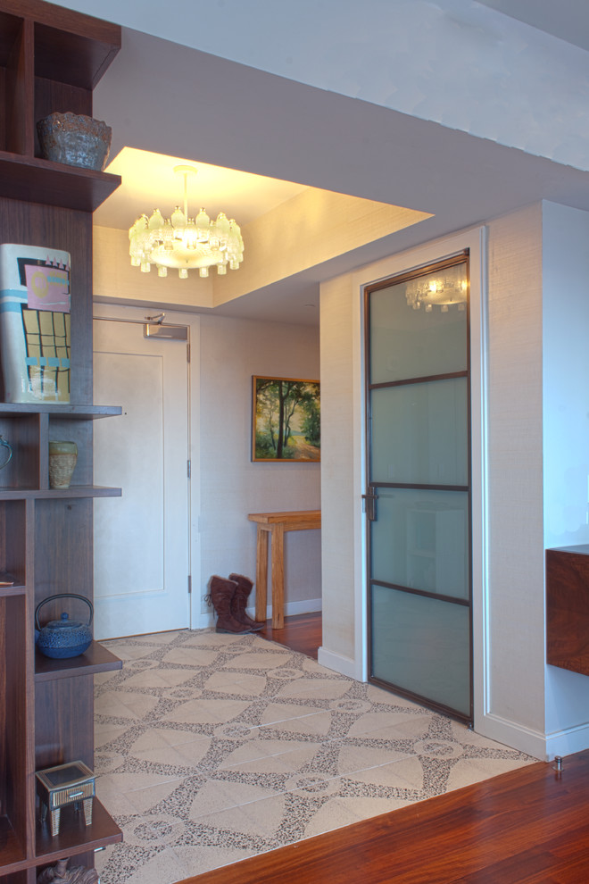 Esempio di un ingresso minimal di medie dimensioni con pareti grigie, pavimento con piastrelle in ceramica, una porta singola, una porta bianca e pavimento beige