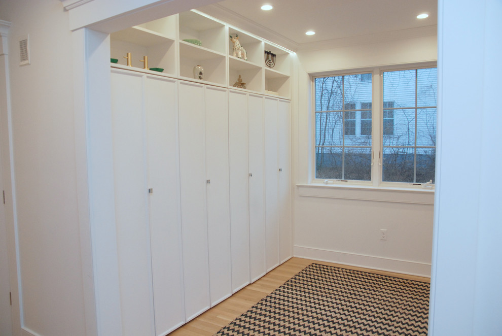 Idee per un piccolo ingresso con anticamera tradizionale con pareti bianche, parquet chiaro e soffitto a cassettoni