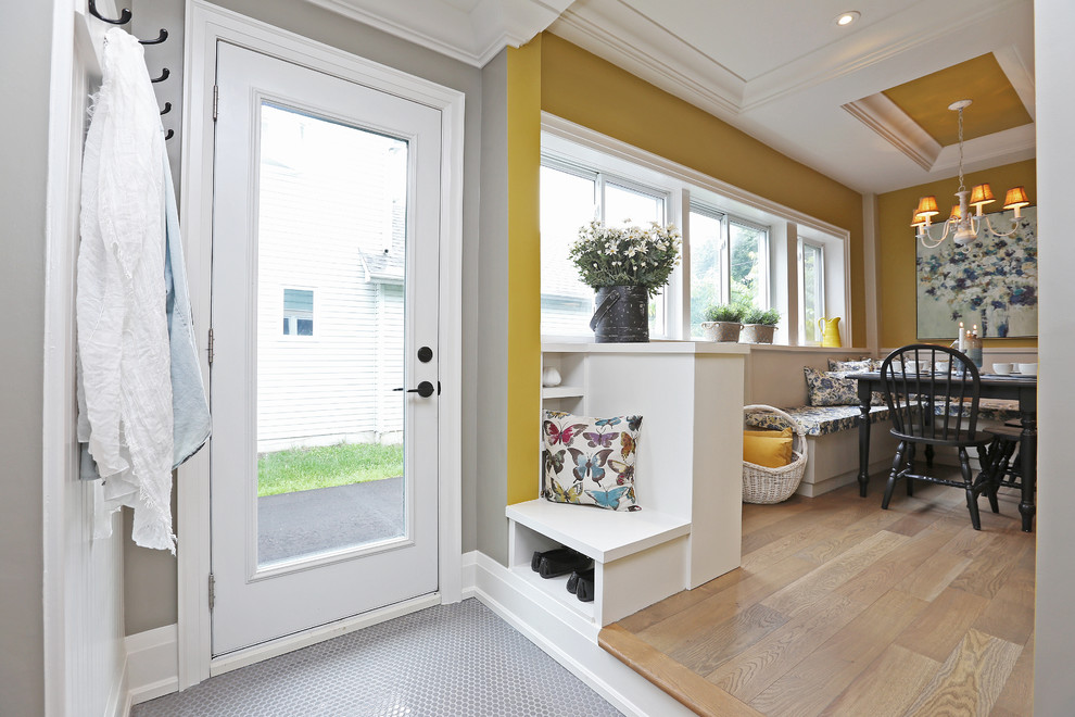 Diseño de puerta principal campestre de tamaño medio con paredes beige, suelo de baldosas de porcelana, puerta simple, puerta de vidrio y suelo gris