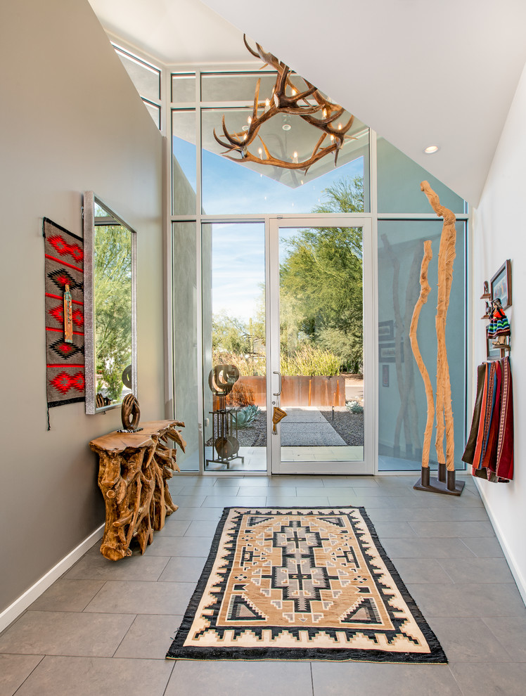 フェニックスにあるエクレクティックスタイルのおしゃれな玄関ドア (グレーの壁、ガラスドア、ベージュの床) の写真