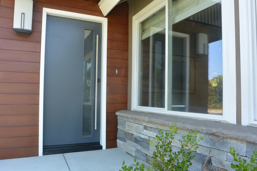 Exempel på en modern entré, med en enkeldörr och en blå dörr