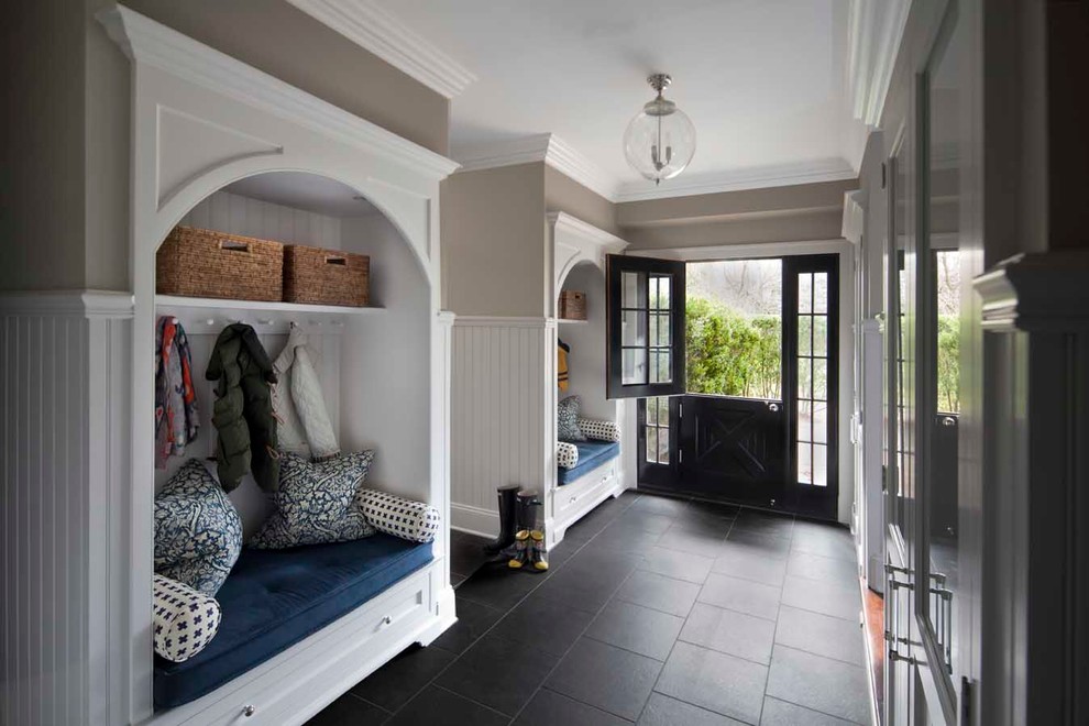 Idéer för vintage kapprum, med grå väggar, en tvådelad stalldörr, en svart dörr, skiffergolv och svart golv