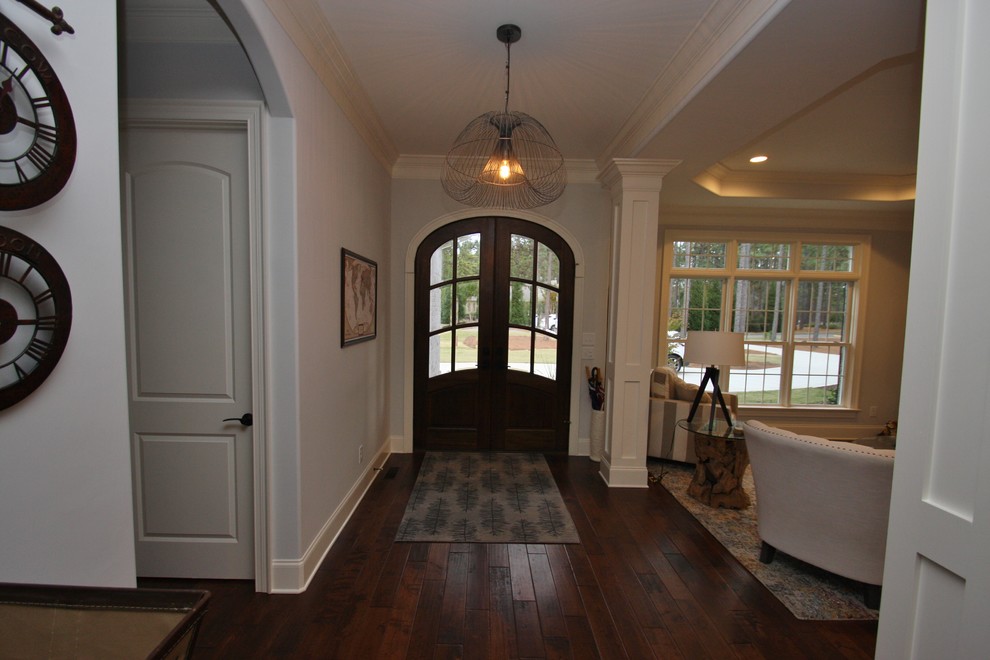 Mittelgroßes Klassisches Foyer mit grauer Wandfarbe, dunklem Holzboden, Doppeltür, dunkler Holzhaustür und braunem Boden in Raleigh