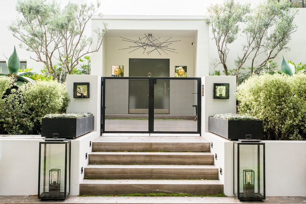 ロサンゼルスにあるコンテンポラリースタイルのおしゃれな玄関ロビー (白い壁、黒いドア) の写真