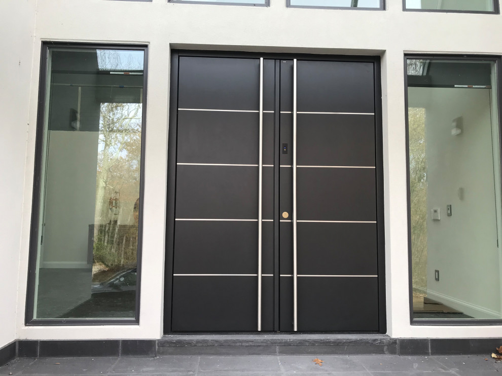 Modelo de puerta principal minimalista extra grande con paredes grises, suelo de pizarra, puerta doble, puerta negra y suelo gris