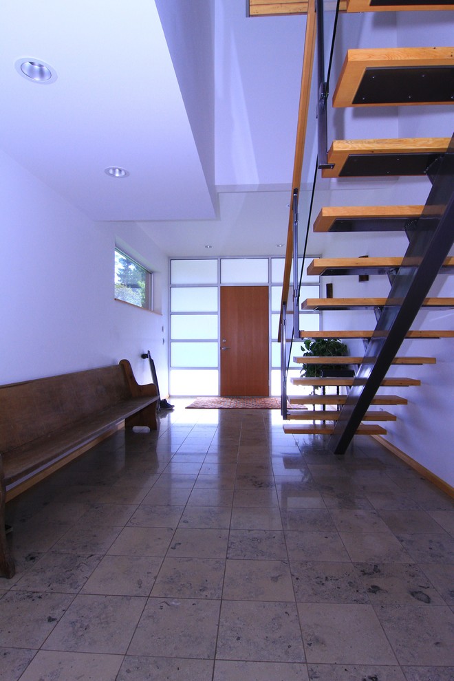 Modernes Foyer mit weißer Wandfarbe, Einzeltür und hellbrauner Holzhaustür in Vancouver