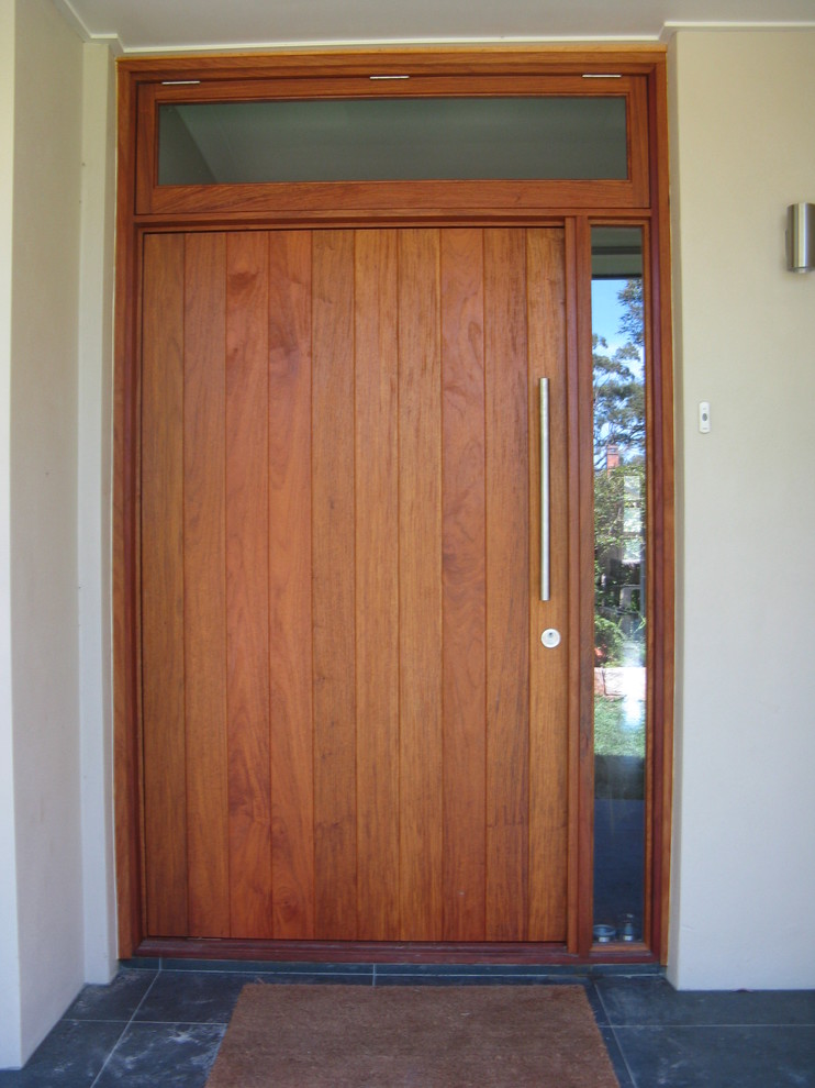 Geräumiger Moderner Eingang mit beiger Wandfarbe, Keramikboden, Drehtür und hellbrauner Holzhaustür in Sydney