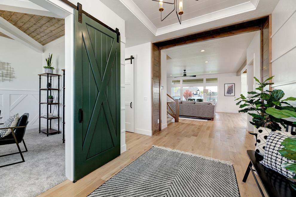 Mittelgroßes Landhausstil Foyer mit weißer Wandfarbe, hellem Holzboden, Einzeltür, weißer Haustür und beigem Boden in Boise