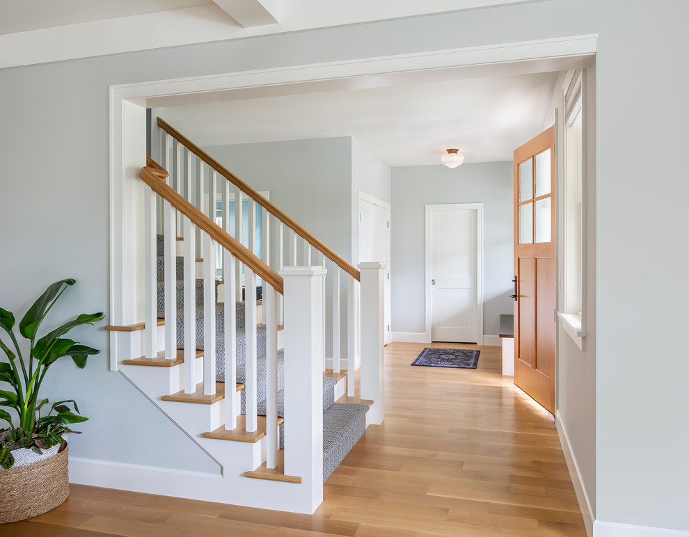 Mittelgroße Klassische Haustür mit grauer Wandfarbe, braunem Holzboden, Einzeltür, brauner Haustür und braunem Boden in Minneapolis