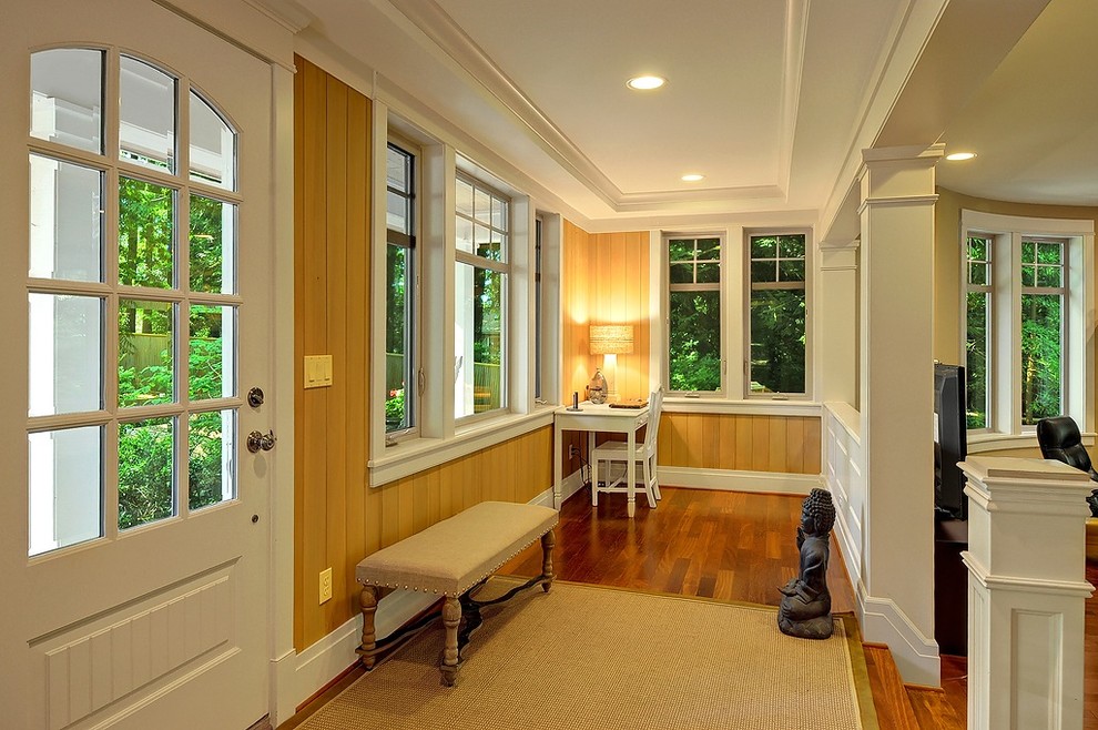 Idées déco pour une entrée campagne de taille moyenne avec un couloir, un sol en bois brun et une porte blanche.
