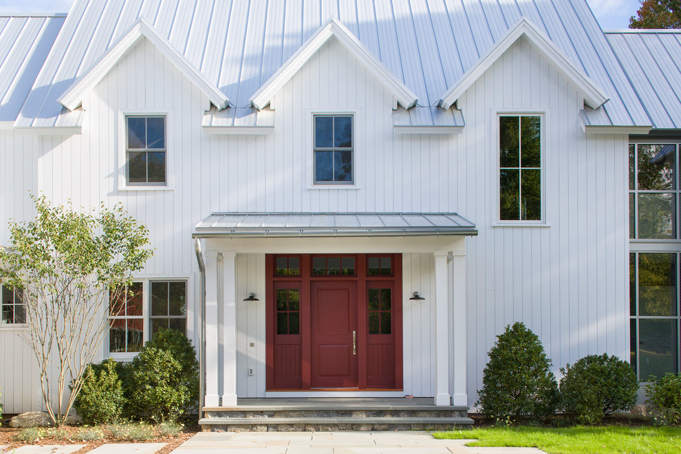 На фото: большая входная дверь в стиле кантри с белыми стенами, полом из сланца, одностворчатой входной дверью и красной входной дверью