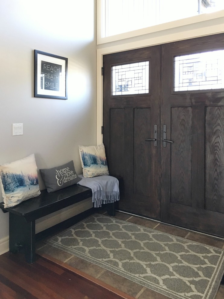 Diseño de puerta principal campestre pequeña con paredes grises, suelo de baldosas de porcelana, puerta doble, puerta marrón y suelo gris