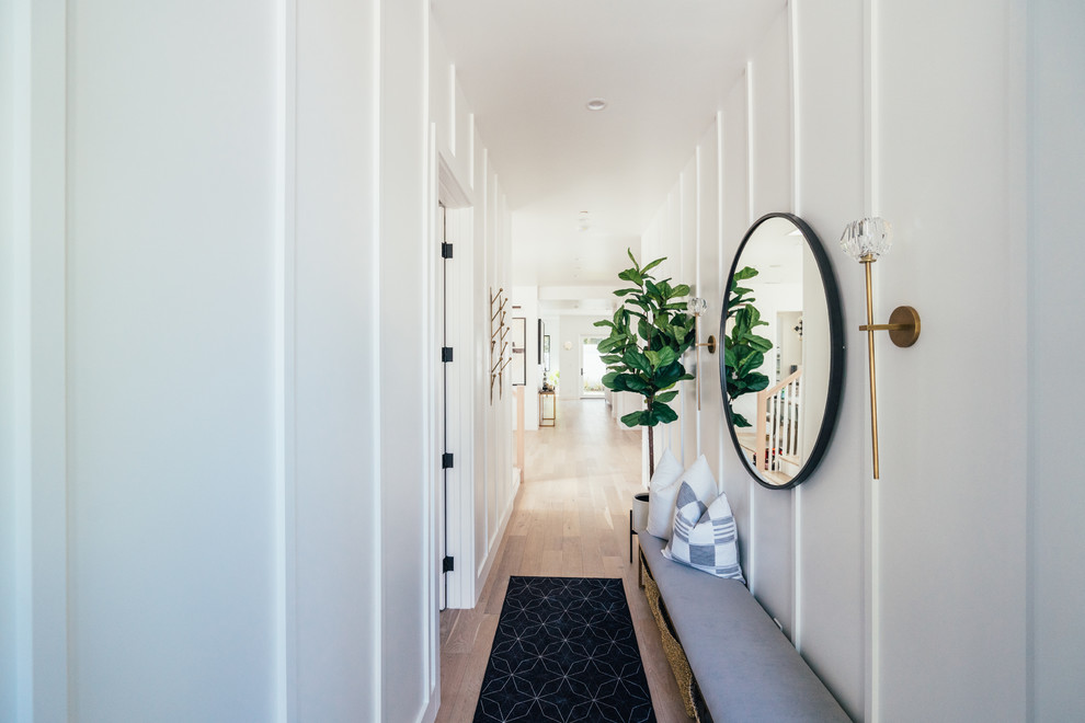 Imagen de hall campestre de tamaño medio con paredes blancas, suelo de madera clara, puerta tipo holandesa y puerta blanca