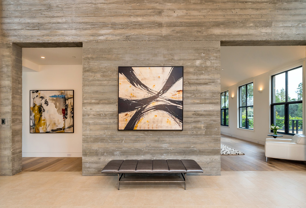 Imagen de entrada contemporánea con paredes marrones y suelo de madera clara