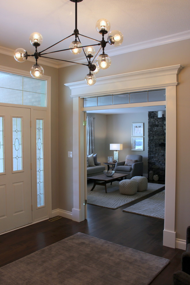 Стильный дизайн: фойе среднего размера в стиле неоклассика (современная классика) с серыми стенами, паркетным полом среднего тона, двустворчатой входной дверью и белой входной дверью - последний тренд