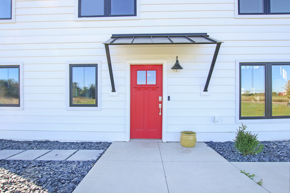 Inspiration pour une porte d'entrée rustique avec une porte simple et une porte rouge.
