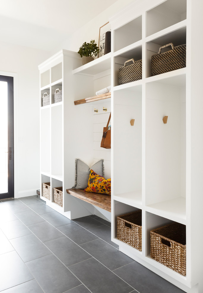 Ispirazione per un ingresso con anticamera chic di medie dimensioni con pareti bianche, pavimento con piastrelle in ceramica e pavimento grigio