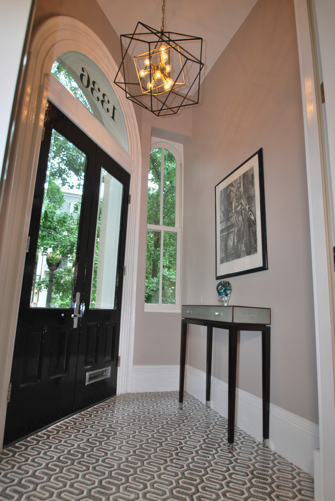 Стильный дизайн: маленькое фойе в стиле неоклассика (современная классика) с бежевыми стенами, мраморным полом, двустворчатой входной дверью, черной входной дверью и коричневым полом для на участке и в саду - последний тренд