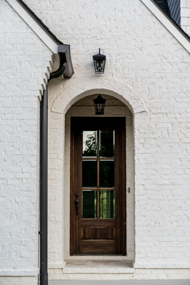 Immagine di una piccola porta d'ingresso con una porta singola e una porta marrone