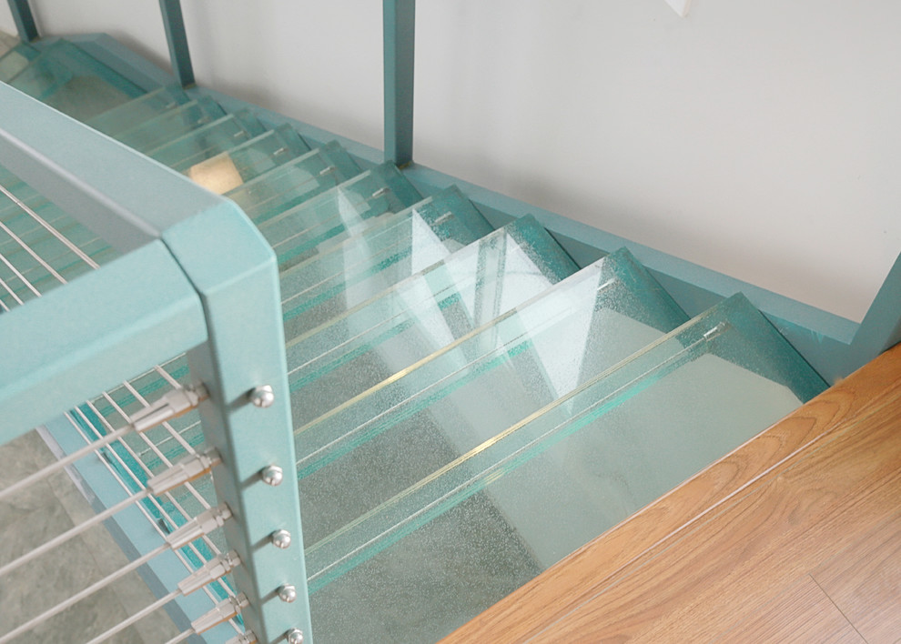 Example of a minimalist entryway design in Minneapolis