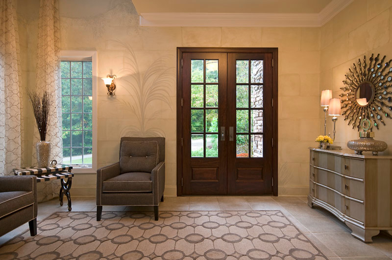 Ispirazione per un grande ingresso classico con pareti beige, pavimento in gres porcellanato, una porta a due ante e una porta in legno scuro